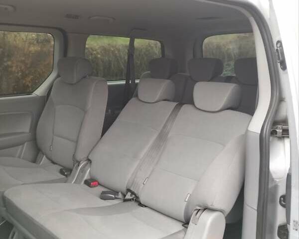 Серый Хендай H-1, объемом двигателя 2.5 л и пробегом 324 тыс. км за 7999 $, фото 2 на Automoto.ua