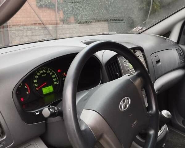 Серый Хендай H-1, объемом двигателя 2.5 л и пробегом 324 тыс. км за 7999 $, фото 3 на Automoto.ua