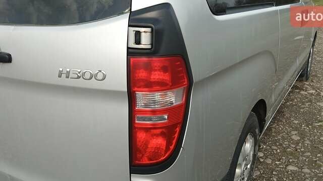 Серый Хендай H-1, объемом двигателя 2.5 л и пробегом 311 тыс. км за 8700 $, фото 26 на Automoto.ua