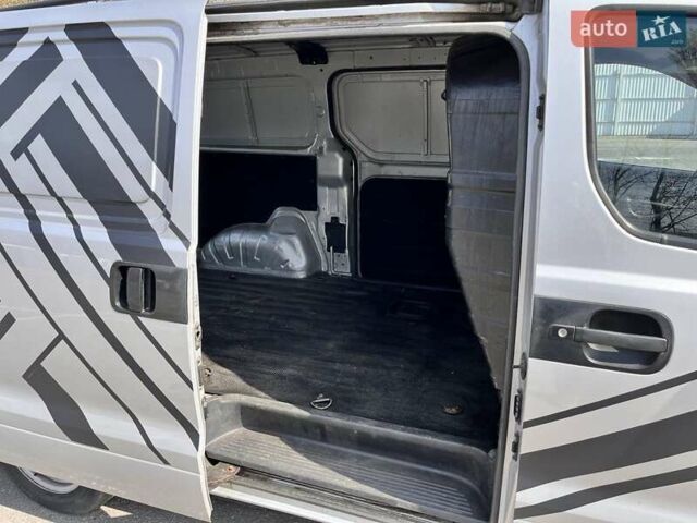 Серый Хендай H-1, объемом двигателя 2.5 л и пробегом 270 тыс. км за 6800 $, фото 13 на Automoto.ua