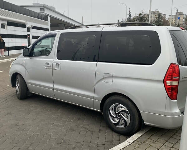 Серый Хендай H-1, объемом двигателя 2.5 л и пробегом 239 тыс. км за 8500 $, фото 16 на Automoto.ua