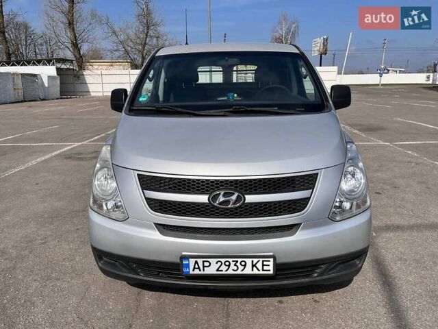 Серый Хендай H-1, объемом двигателя 2.5 л и пробегом 270 тыс. км за 6800 $, фото 7 на Automoto.ua