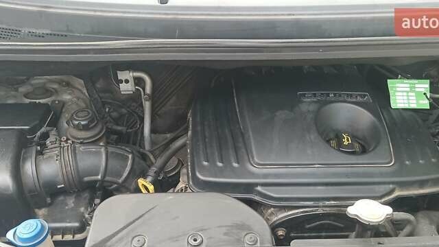 Серый Хендай H-1, объемом двигателя 2.5 л и пробегом 311 тыс. км за 8700 $, фото 15 на Automoto.ua