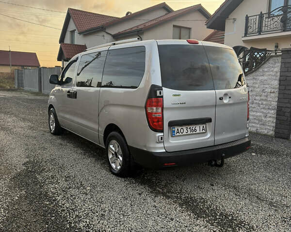 Сірий Хендай H-1, об'ємом двигуна 2.5 л та пробігом 265 тис. км за 6900 $, фото 2 на Automoto.ua