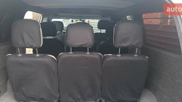 Серый Хендай H-1, объемом двигателя 2.5 л и пробегом 311 тыс. км за 8700 $, фото 2 на Automoto.ua