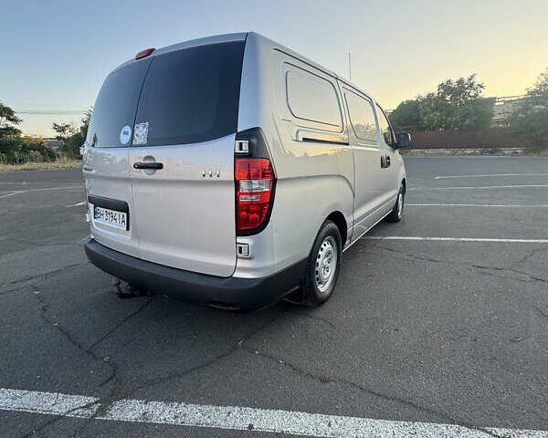 Серый Хендай H-1, объемом двигателя 2.5 л и пробегом 193 тыс. км за 8200 $, фото 4 на Automoto.ua