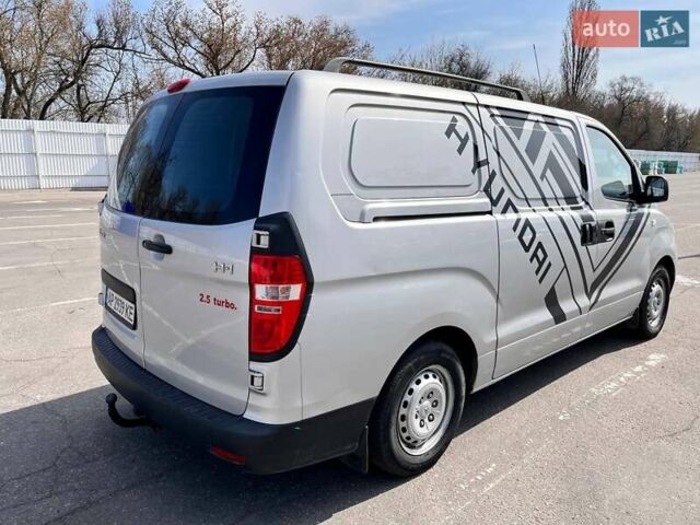 Серый Хендай H-1, объемом двигателя 2.5 л и пробегом 270 тыс. км за 6800 $, фото 4 на Automoto.ua