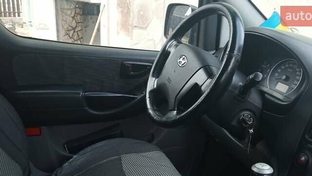 Серый Хендай H-1, объемом двигателя 2.5 л и пробегом 311 тыс. км за 8700 $, фото 10 на Automoto.ua