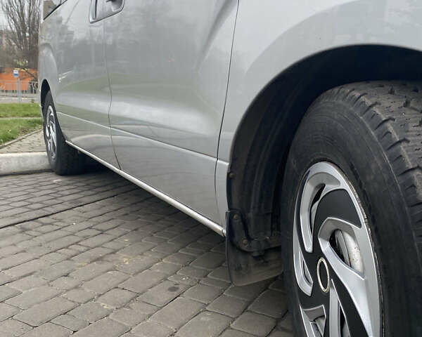 Серый Хендай H-1, объемом двигателя 2.5 л и пробегом 239 тыс. км за 8500 $, фото 7 на Automoto.ua