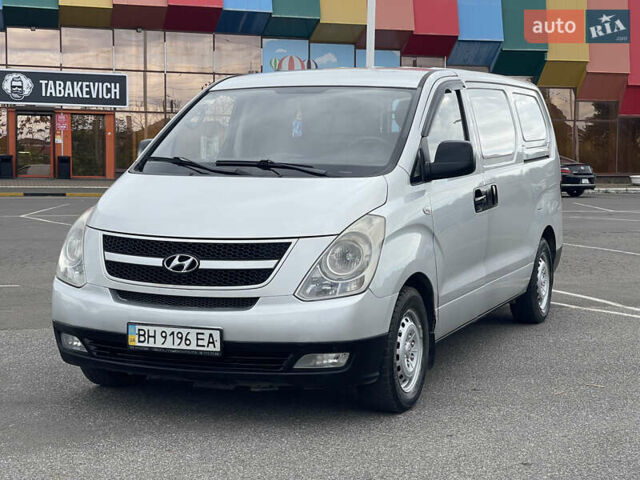 Серый Хендай H-1, объемом двигателя 2.5 л и пробегом 250 тыс. км за 8200 $, фото 1 на Automoto.ua