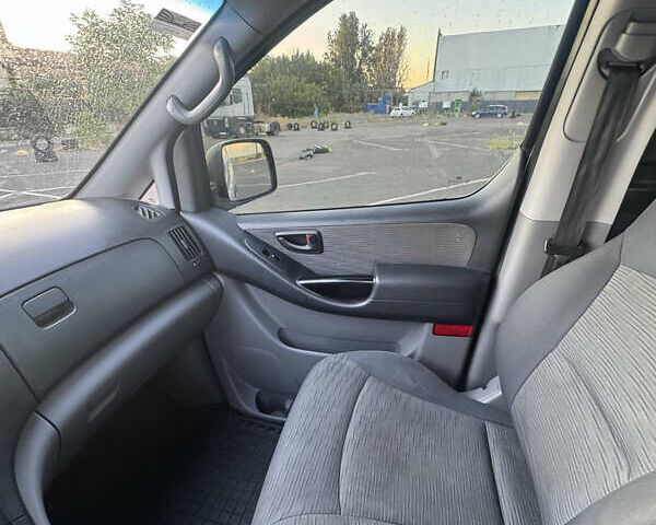 Серый Хендай H-1, объемом двигателя 2.5 л и пробегом 193 тыс. км за 8200 $, фото 13 на Automoto.ua