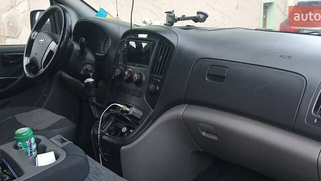 Серый Хендай H-1, объемом двигателя 2.5 л и пробегом 311 тыс. км за 8700 $, фото 9 на Automoto.ua