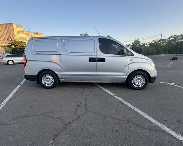 Серый Хендай H-1, объемом двигателя 2.5 л и пробегом 193 тыс. км за 8200 $, фото 3 на Automoto.ua