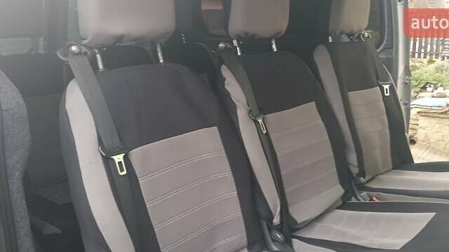 Серый Хендай H-1, объемом двигателя 2.5 л и пробегом 311 тыс. км за 8700 $, фото 12 на Automoto.ua