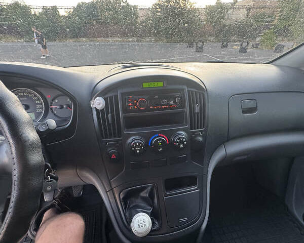 Серый Хендай H-1, объемом двигателя 2.5 л и пробегом 193 тыс. км за 8200 $, фото 12 на Automoto.ua