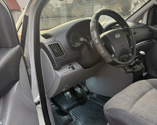 Сірий Хендай H-1, об'ємом двигуна 2.5 л та пробігом 265 тис. км за 6900 $, фото 11 на Automoto.ua