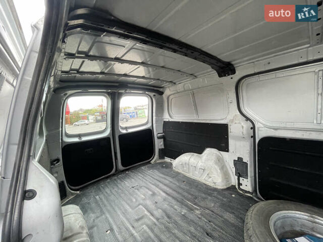 Серый Хендай H-1, объемом двигателя 2.5 л и пробегом 250 тыс. км за 8200 $, фото 16 на Automoto.ua
