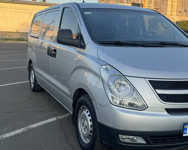 Серый Хендай H-1, объемом двигателя 2.5 л и пробегом 193 тыс. км за 8200 $, фото 2 на Automoto.ua