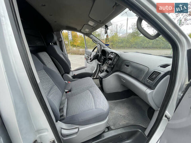 Серый Хендай H-1, объемом двигателя 2.5 л и пробегом 250 тыс. км за 8200 $, фото 15 на Automoto.ua