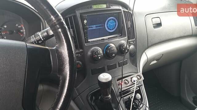 Серый Хендай H-1, объемом двигателя 2.5 л и пробегом 311 тыс. км за 8700 $, фото 4 на Automoto.ua