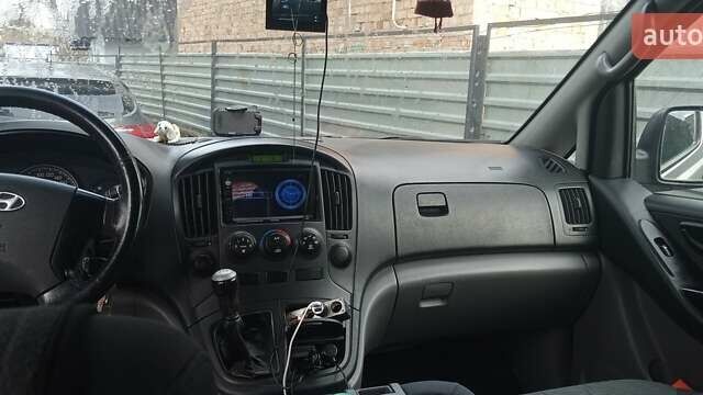 Серый Хендай H-1, объемом двигателя 2.5 л и пробегом 311 тыс. км за 8700 $, фото 6 на Automoto.ua