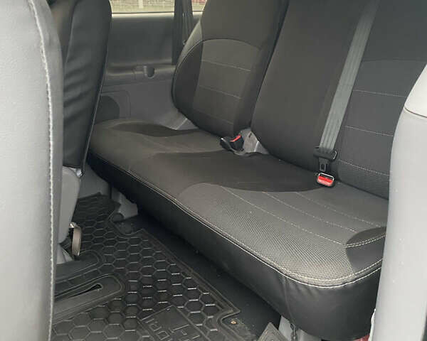 Серый Хендай H-1, объемом двигателя 2.5 л и пробегом 239 тыс. км за 8500 $, фото 30 на Automoto.ua