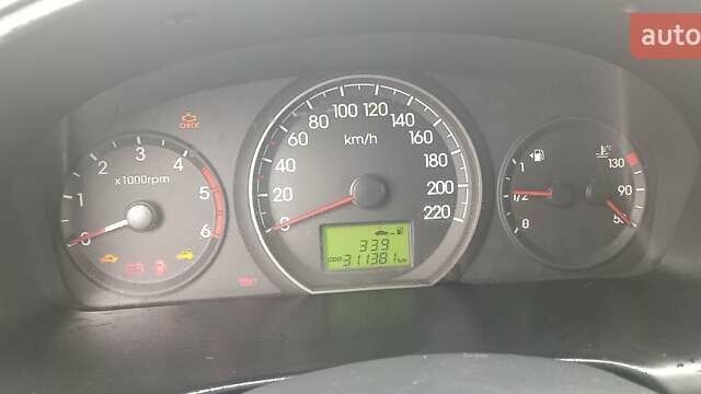 Серый Хендай H-1, объемом двигателя 2.5 л и пробегом 311 тыс. км за 8700 $, фото 3 на Automoto.ua