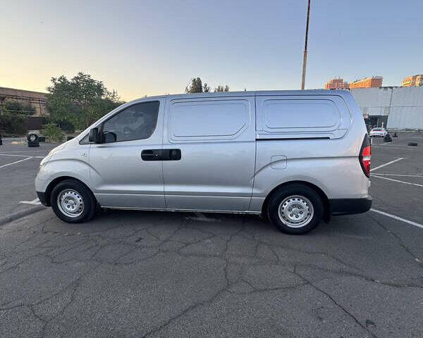 Серый Хендай H-1, объемом двигателя 2.5 л и пробегом 193 тыс. км за 8200 $, фото 7 на Automoto.ua