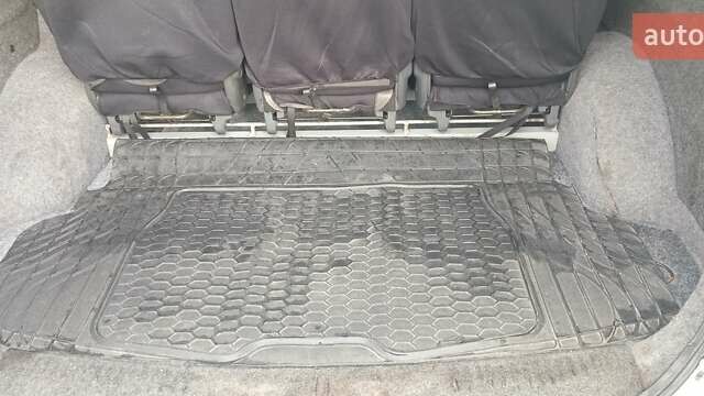 Серый Хендай H-1, объемом двигателя 2.5 л и пробегом 311 тыс. км за 8700 $, фото 18 на Automoto.ua