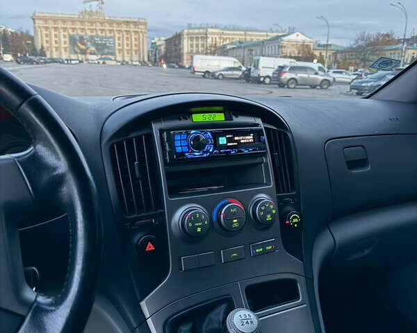 Серый Хендай H-1, объемом двигателя 2.5 л и пробегом 219 тыс. км за 11000 $, фото 12 на Automoto.ua