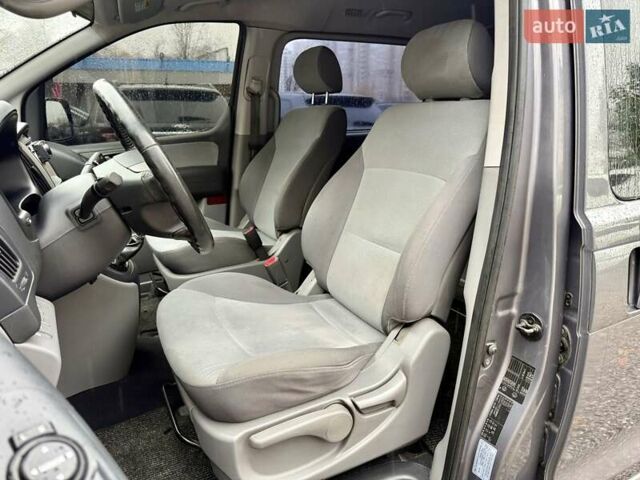 Серый Хендай H-1, объемом двигателя 2.5 л и пробегом 219 тыс. км за 11000 $, фото 8 на Automoto.ua