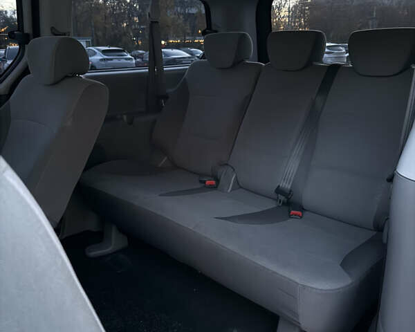 Серый Хендай H-1, объемом двигателя 2.5 л и пробегом 219 тыс. км за 11000 $, фото 16 на Automoto.ua