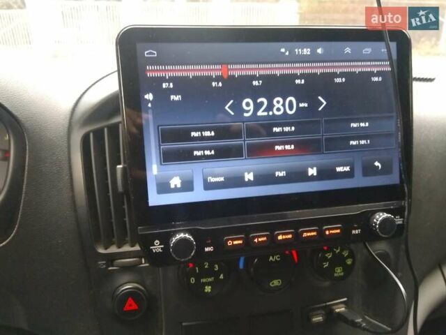 Серый Хендай H-1, объемом двигателя 0 л и пробегом 245 тыс. км за 8700 $, фото 6 на Automoto.ua