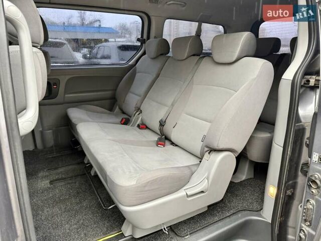 Серый Хендай H-1, объемом двигателя 2.5 л и пробегом 219 тыс. км за 11000 $, фото 9 на Automoto.ua