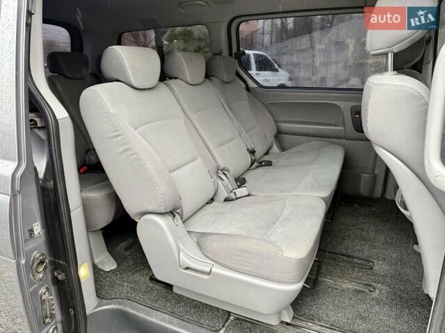 Серый Хендай H-1, объемом двигателя 2.5 л и пробегом 219 тыс. км за 11000 $, фото 11 на Automoto.ua