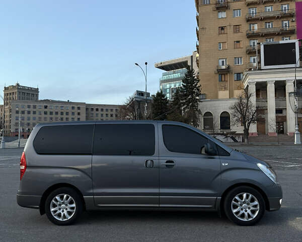 Серый Хендай H-1, объемом двигателя 2.5 л и пробегом 219 тыс. км за 11000 $, фото 3 на Automoto.ua