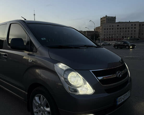 Серый Хендай H-1, объемом двигателя 2.5 л и пробегом 219 тыс. км за 11000 $, фото 9 на Automoto.ua