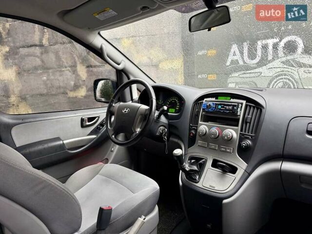 Серый Хендай H-1, объемом двигателя 2.5 л и пробегом 219 тыс. км за 11000 $, фото 13 на Automoto.ua