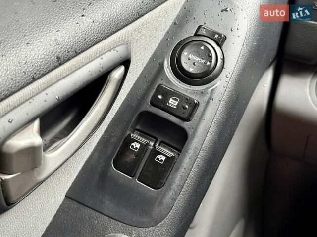 Серый Хендай H-1, объемом двигателя 2.5 л и пробегом 219 тыс. км за 11000 $, фото 19 на Automoto.ua