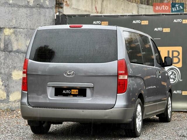 Серый Хендай H-1, объемом двигателя 2.5 л и пробегом 219 тыс. км за 11000 $, фото 7 на Automoto.ua