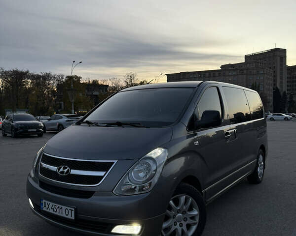 Серый Хендай H-1, объемом двигателя 2.5 л и пробегом 219 тыс. км за 11000 $, фото 7 на Automoto.ua