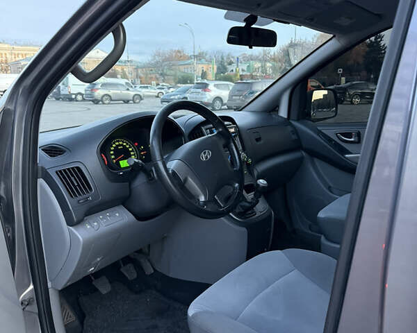 Серый Хендай H-1, объемом двигателя 2.5 л и пробегом 219 тыс. км за 11000 $, фото 11 на Automoto.ua