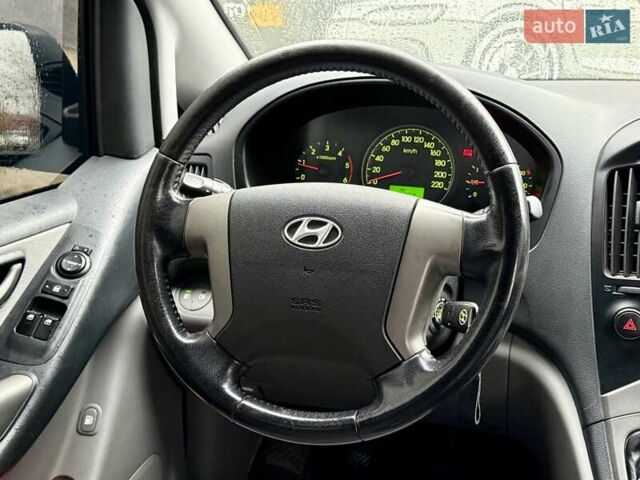 Серый Хендай H-1, объемом двигателя 2.5 л и пробегом 219 тыс. км за 11000 $, фото 15 на Automoto.ua
