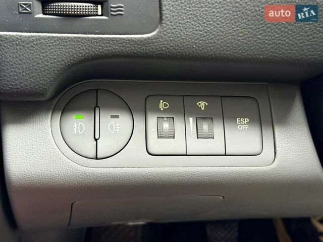 Серый Хендай H-1, объемом двигателя 2.5 л и пробегом 219 тыс. км за 11000 $, фото 18 на Automoto.ua