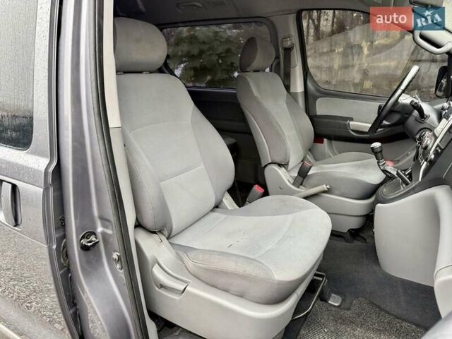 Серый Хендай H-1, объемом двигателя 2.5 л и пробегом 219 тыс. км за 11000 $, фото 12 на Automoto.ua