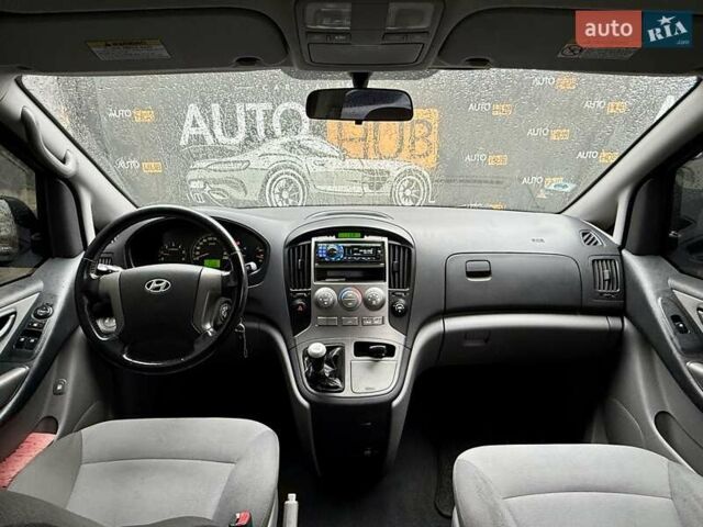 Серый Хендай H-1, объемом двигателя 2.5 л и пробегом 219 тыс. км за 11000 $, фото 14 на Automoto.ua