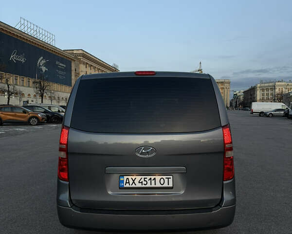 Серый Хендай H-1, объемом двигателя 2.5 л и пробегом 219 тыс. км за 11000 $, фото 5 на Automoto.ua