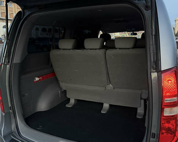 Серый Хендай H-1, объемом двигателя 2.5 л и пробегом 219 тыс. км за 11000 $, фото 17 на Automoto.ua