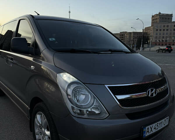 Серый Хендай H-1, объемом двигателя 2.5 л и пробегом 219 тыс. км за 11000 $, фото 2 на Automoto.ua