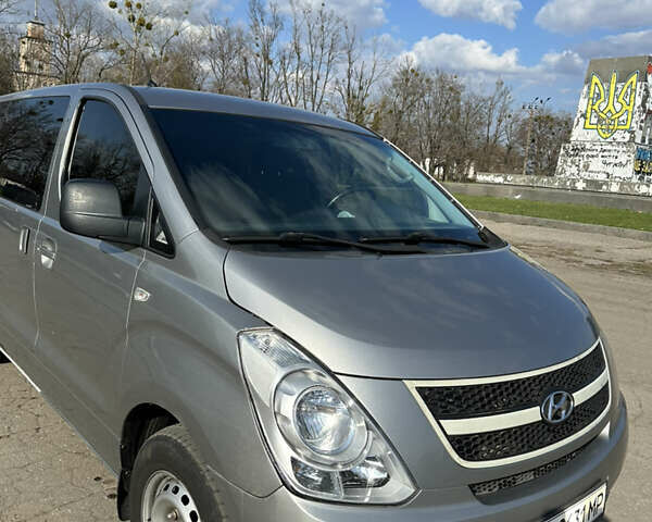 Серый Хендай H-1, объемом двигателя 2.5 л и пробегом 335 тыс. км за 8500 $, фото 1 на Automoto.ua